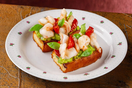 Брускетты с гуакамоле, креветками и печеными томатами