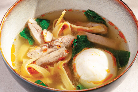 Куриный бульон с яйцом и домашней лапшой