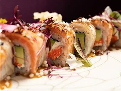 Ролл с карамеллизованными лососем и окунем