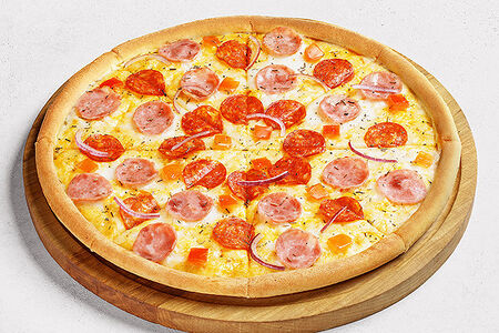 С ветчиной и помидорами большая