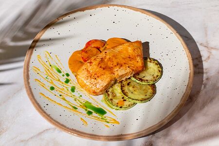 Стейк из форели с цукини