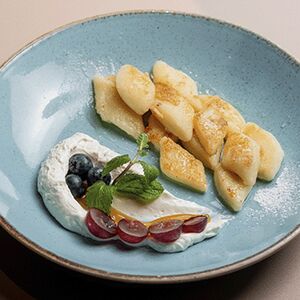 Творожные ленивые вареники с сезонными ягодами и медом из акации