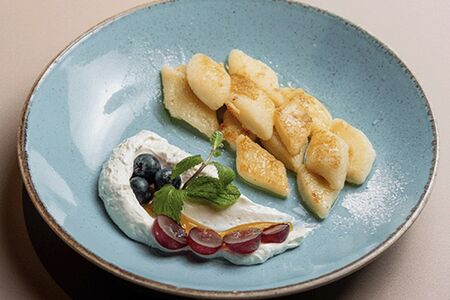 Творожные ленивые вареники с сезонными ягодами и медом из акации