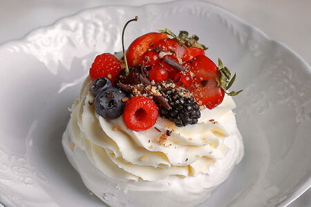 Пирожное Павлова с орешками