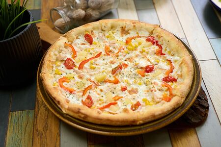 Пицца с копченой курицей и ананасами