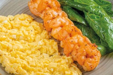 Скрэмбл с креветками и шпинатом