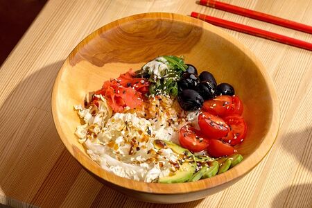 Поке с томатами и авокадо