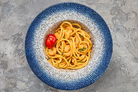 Букатини с креветками в соусе том ям