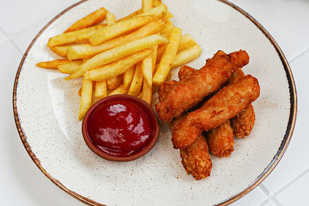 Куриные наггетсы с картофелем фри