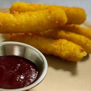 Сырные палочки Моцарелла с брусничным соусом