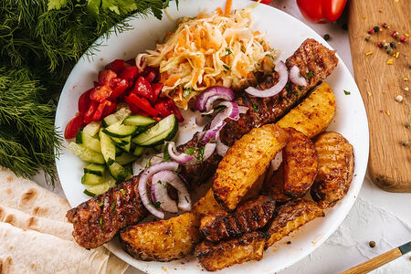 Люля-кебаб из баранины с гарниром