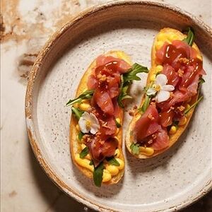 Брускетта с тунцом