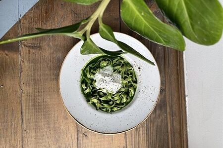 Тальятелле с креветками, шпинатом и сыром страчателла