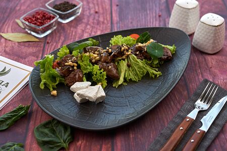 Теплый салат с куриной печенью