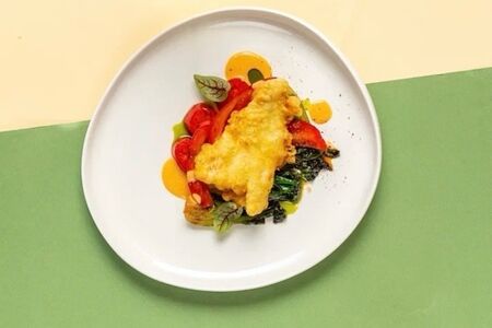 Треска фри с капустой пак-чой, соусом унаги и свежими овощами