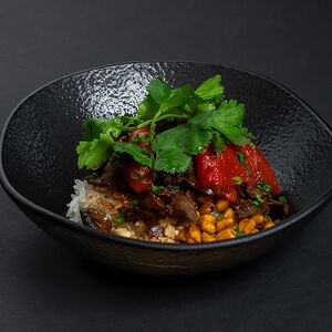 Теплый боул с говядиной и хрустящей кукурузой