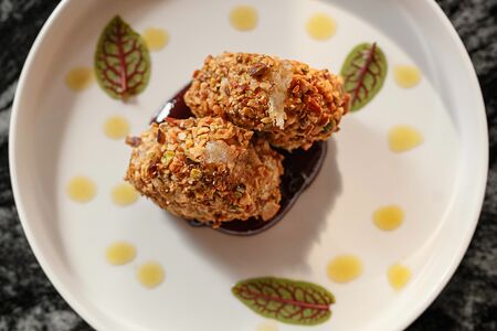 Жареный камамбер в ореховой панировке