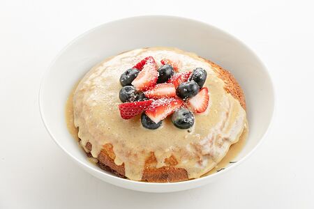 Банановые хоткейки с арахисовым соусом и свежими ягодами