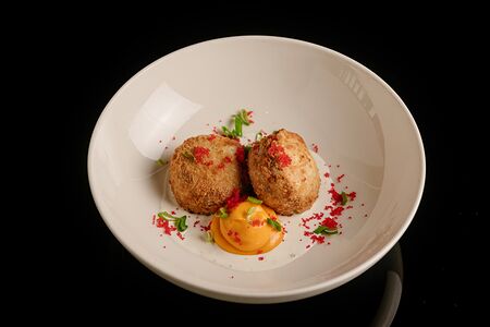 Рыбные котлеты с морковным хумусом