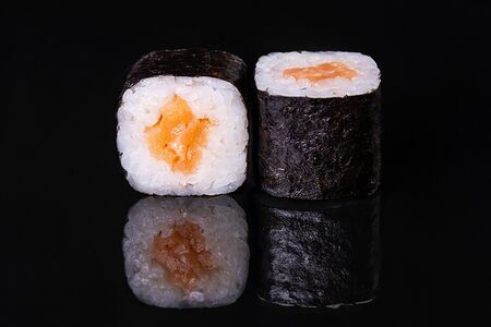 Классические роллы с лососем