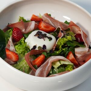 Зеленый салат с сыровяленой уткой, яйцом пашот и ореховым соусом