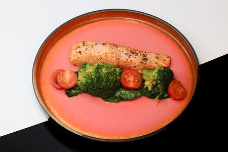 Стейк из лосося с брокколи и томатами черри