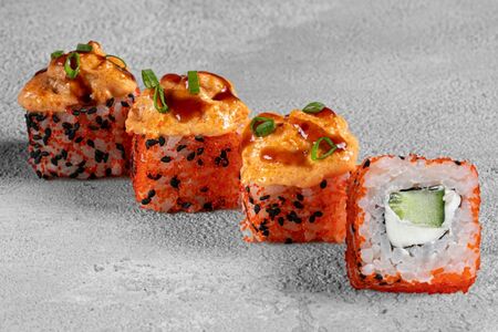 Запеченный ролл с шапкой из морепродуктов