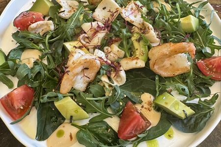 Салат с креветкой и кальмаром