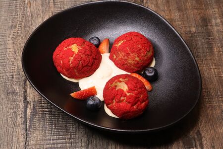 Шу, ванильный соус, сезонные ягоды