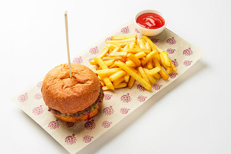 Бургер из мраморной говядины с камамбером и пряной клюквой