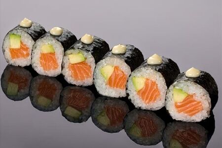 Ролл с лососем, авокадо и трюфельным соусом