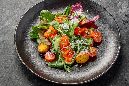 Летний салат со слабосоленой форелью