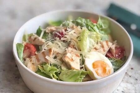 Салат Цезарь с куриной грудкой