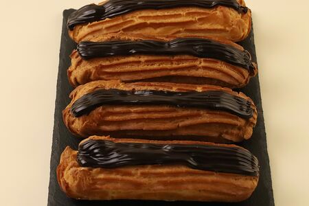 Эклер шоколадный