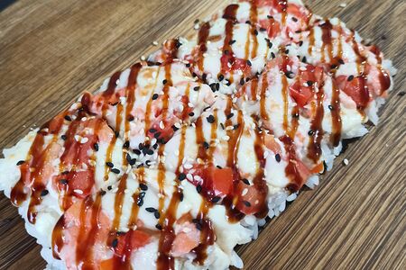 Суши-пицца с лососем