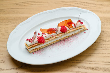 Мильфей с ванильным кремом и малиновыми чипсами