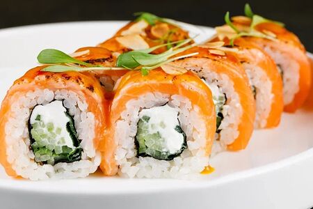 Ролл с карамельным лососем