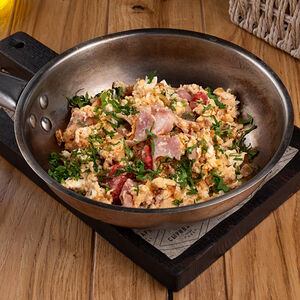 Омлет из трех яиц с беконом, томатами и луком