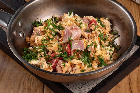 Омлет из трех яиц с беконом, томатами и луком