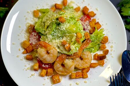 С тигровыми креветками на гриле под соусом цезарь