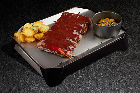 Мраморные говяжье рёбра с картофелем стоун и огурцами кимчи