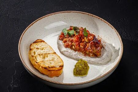 Тартар из говядины с трюфельным муссом и жареной чиабаттой