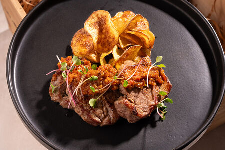 Медальоны из телятины с картофельными чипсами