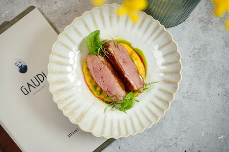 Утиная грудка с бататом и зеленым горошком