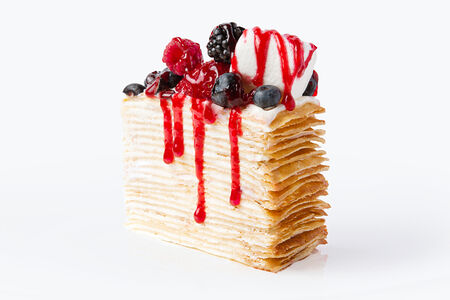 Блинный торт с ягодами и маршмеллоу (порция)