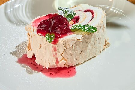 Меренговый рулет с брусникой