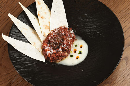 Тартар из говядины с муссом из пармезана