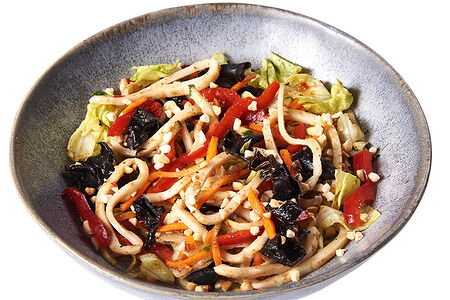 Салат с кальмаром и овощами