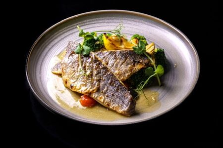 Филе сибаса на гриле с брокколи и артишоками