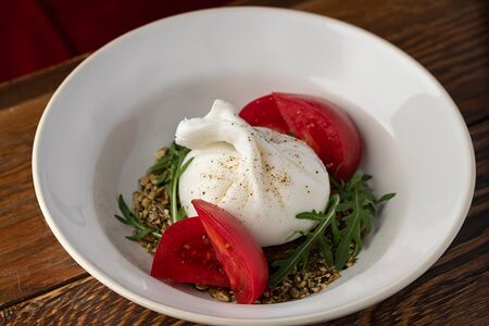 Буррата с Бородинским хлебом, томатами и злаками 